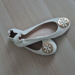 Tory Burch Cream Leather Ballet Flats with Gold Logo Medallion Size 38